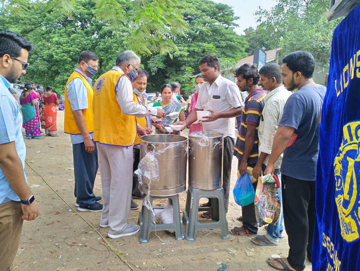 lcidistrict320b's tweet photo. LIONS CLUB OF SECUNDERABAD VIKRAMPURI ORGANISED HUNGER RELIEF PROGRAME TODAY 27.5.22 AT NIMS HOSPITAL (SERVED BREAKFAST) 
THIS PROGRAMME WAS SPONSORED BY LN  K.YADAVA REDDY  ON THE OCCASION OF HIS WEDDING ANNIVERSARY 
P.BALREDDY PRESIDENT OF THE CLUB
@lionsclubs  #WeServe https://t.co/4UJx8iVB3O