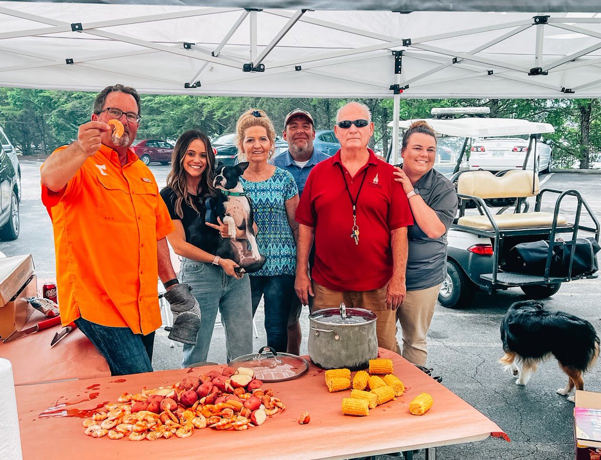 CrawfordSquare's tweet photo. The team at Pinnacle at Turkey Creek in Knoxville, TN has kicked off the long weekend with a low country boil. Wishing everyone a happy and safe Memorial Day weekend!
_
#WeAreCrawfordSquare #CSREA #EyesUpKeepClimbing #KnoxvilleTN https://t.co/KkH6HX4zqQ