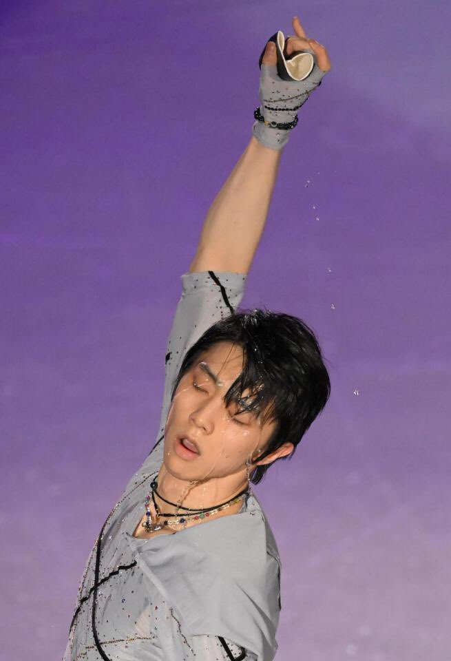Senbazuru8686's tweet photo. I'm so glad to see Hanyu-kun enjoy himself.🙂 Wishing Hanyu-senshu a swift complete recovery🙏⭐💪
看到羽生君如此尽兴我很开心。希望羽生選手能早日元气大好,祝愿成就!🙏❤️🪶🏹
#HanyuYuzuru
#羽生結弦選手
#羽生君
#羽生結弦
#FaOI2022
#BeTheLight
#光
#PoetryInMotion
#BeautifulSkating https://t.co/00tKsFg5NU