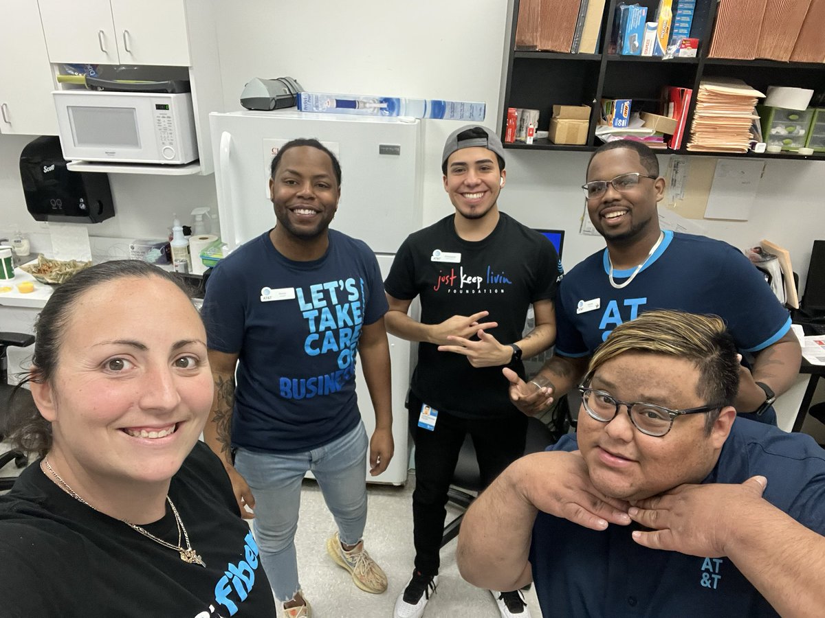 OnlyDiggs's tweet photo. Store visit with everyone’s favorite SEL @bpioli22 ! Making sure everyone knows what’s what!! Thanks for stopping by #OperationallySound #OperationalExcellence https://t.co/cDFxfbeIe6