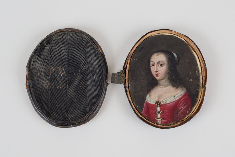 IsabellaRosner's tweet photo. Once again thinking about this 17th-century gal with mica overlays that provide her with lots of costume options. The early modern answer to paper dolls! Sold by Elliott and Grace Snyder https://t.co/QEYLfKW6du