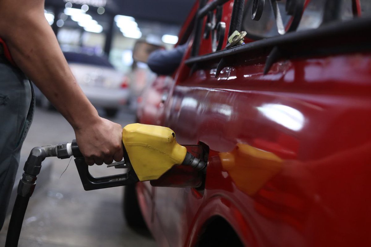DeDinero_ES's tweet photo. #DeDinero | Recuerda que la fijación de precios de los combustibles vigentes hasta el 31 de agosto establece las siguientes tarifas:
⛽ $4.14 Di��sel
⛽ $4.15 Regular
⛽ $4.31 Superior
      $4.32 zona oriental
Ampliamos: https://t.co/BwXnNavFrs
@elsalvador https://t.co/ceIvfzK2Lh