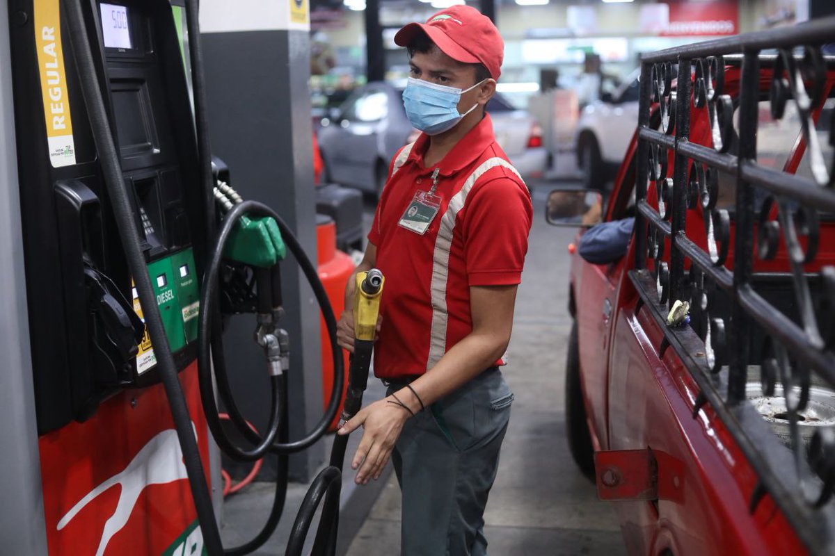 DeDinero_ES's tweet photo. #DeDinero | Recuerda que la fijación de precios de los combustibles vigentes hasta el 31 de agosto establece las siguientes tarifas:
⛽ $4.14 Di��sel
⛽ $4.15 Regular
⛽ $4.31 Superior
      $4.32 zona oriental
Ampliamos: https://t.co/BwXnNavFrs
@elsalvador https://t.co/ceIvfzK2Lh