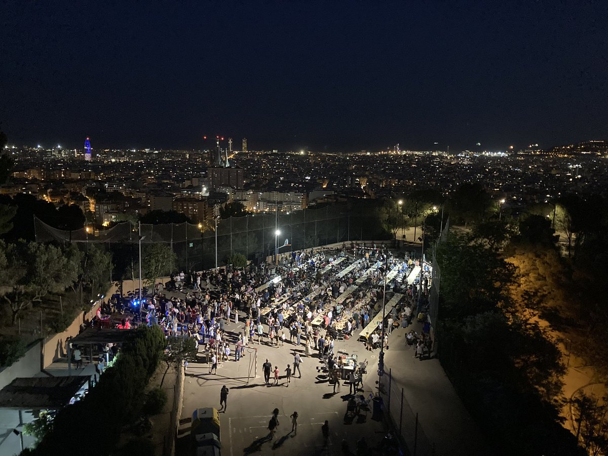 EscolaVirolai's tweet photo. Recuperem una de les celebracions que més ens agrada: la #virorevetlla2022 🎆

Després de més de dos anys ens hem tornat a retrobar de la millor manera possible: amb esport, activitats solidàries, música i germanor 🥳 https://t.co/GqZhFbVIde