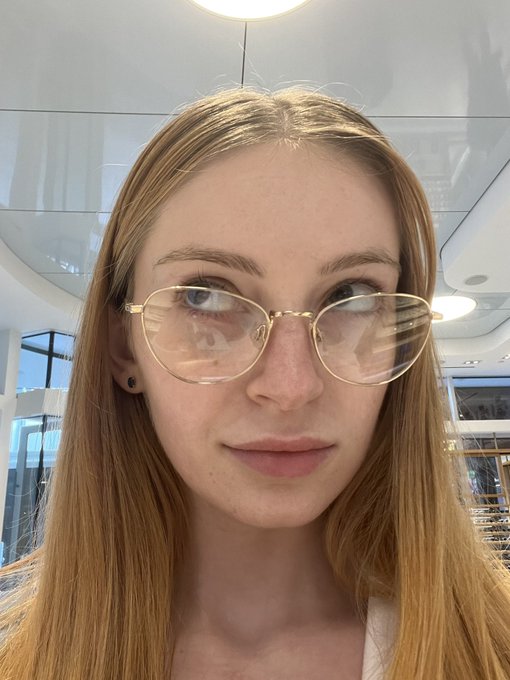 i finally got glasses 🤓 https://t.co/klGb1NONfO