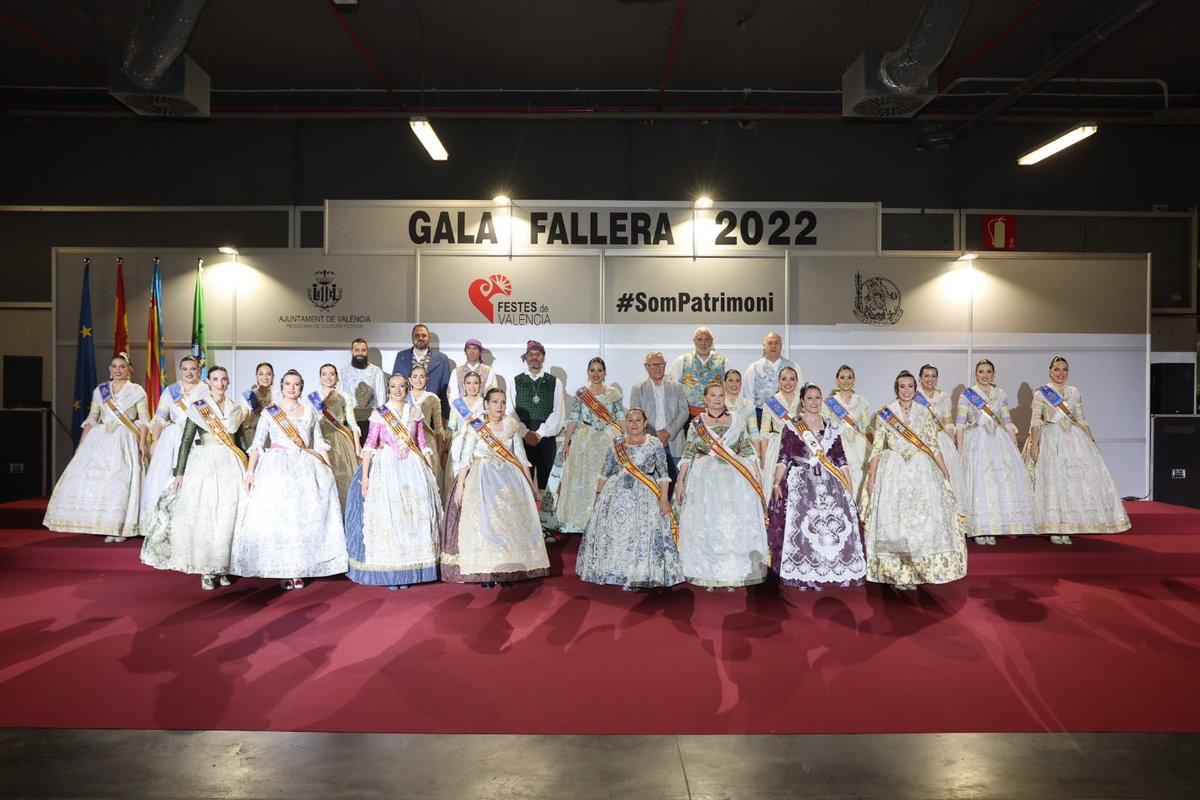 JCF_Valencia's tweet photo. 🥳❤️‍🔥 El món faller es retroba en la #GalaFallera22 per a celebrar la germanor després d’unes #Falles22 emocionants i que #HemTornat amb més força que mai!

📍 Els respectius sectors fallers de la ciutat s’han fotografiat amb la #FMV i la seua Cort d’Honor.

#LlargaVidaALesFalles https://t.co/6ERdMHvqIa
