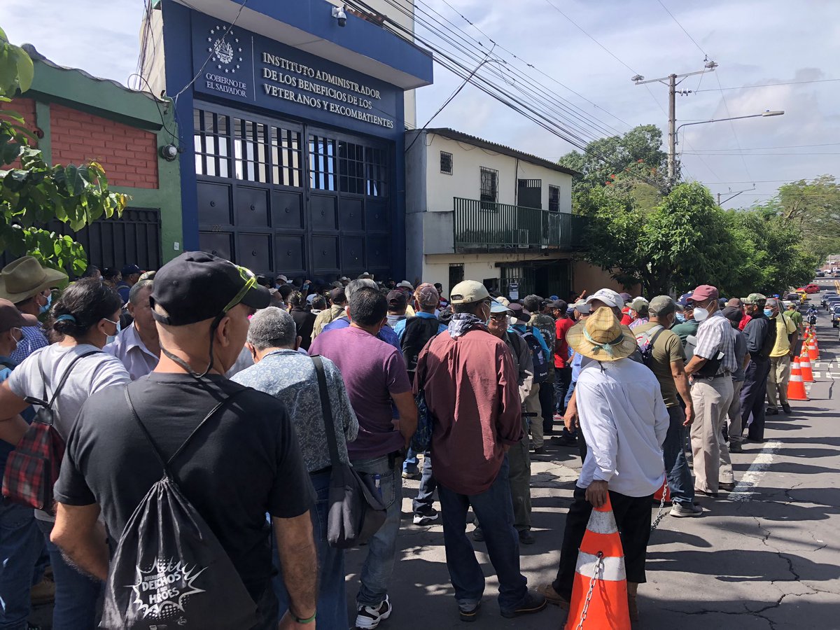 rbsamuel's tweet photo. En denuncia hoy frente a #INABVE por robo millonario a #Excombatientes y #Veteranos, exigir cumplimientos a promesas de Bukele y la ley, sobrevoló avioneta Cessna O-2, Push And Pull, idénticas a las que se usaron durante la Guerra contra la guerrilla

Con qué intención?? https://t.co/Vqlc4szonp