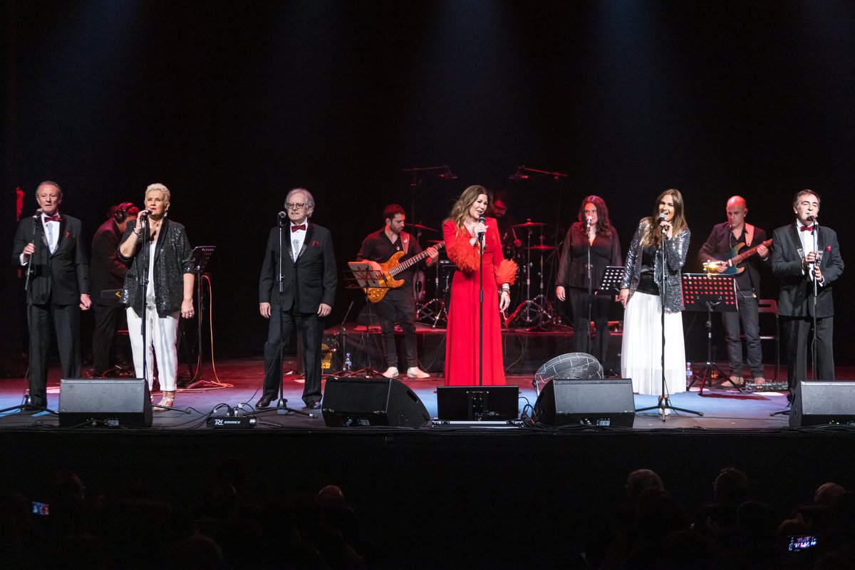 Mocedades2's tweet photo. Con Tamara en el Teatro Rialto de Madrid cantando juntos Tómame o Déjame. https://t.co/pHL4rx8g6q