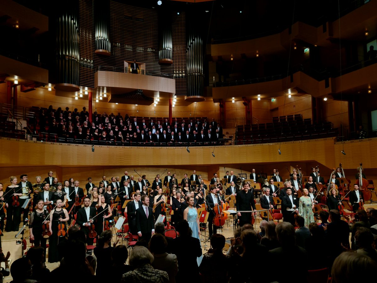 Opernjunkie's tweet photo. "O Schmerz! Du Alldurchdringer!"
Am Schluss Extase pur und verdient großer Applaus für Tomáš #Netopil und seine #EssenerPhilharmoniker! #Mahler2 #PhilharmonieEssen #Mahler #Auferstehungssinfonie https://t.co/miMcefpyO4