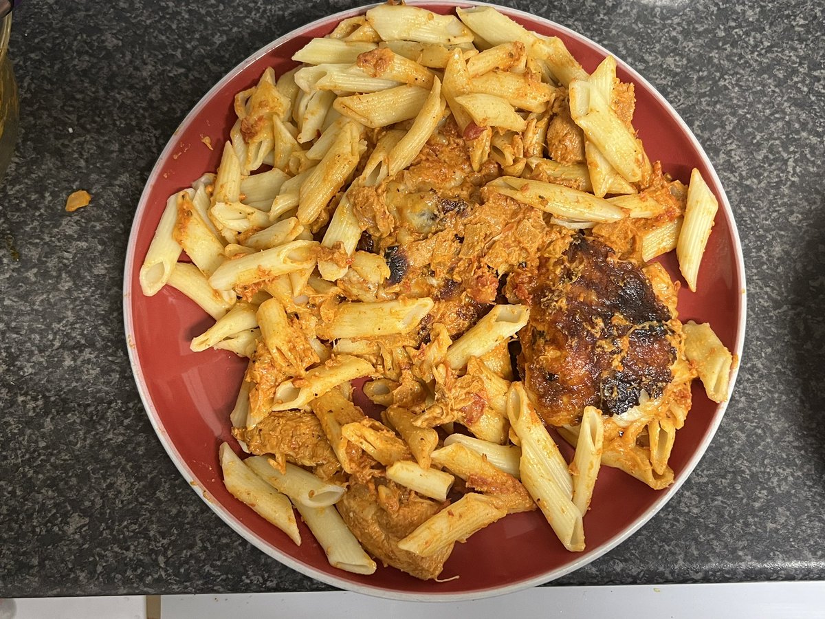 2001joe_mendy's tweet image. This week I sent myself into that kitchen to make this Chicken Pasta Bake!!!! #FridayCooking #PastaBake