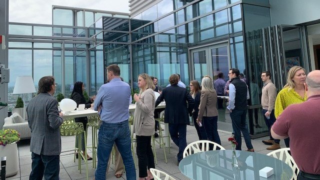 Polsinelli's tweet photo. Our #Denver office warmly welcomed its summer associates with a happy hour. Seven of our 58 summer associates will call our “mile high city” office home for the next couple of weeks and we look forward to having them.
#summerassociates #summerassociateprogram #polsinellidenver https://t.co/UwRXz6wN3D