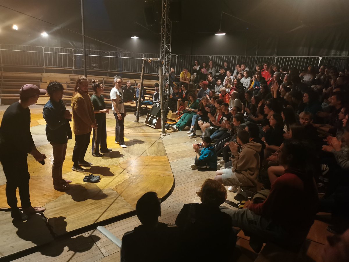 Le festival Gare au Gorille, c'est aussi de l'Éducation Artistique et culturelle. Rencontre avec les artistes après le spectacle Des bords de soi, Cie L'MRgée, pour les élèves des écoles de cirque de Bretagne. 
#EAC #gag22 <a href="/ffec_federation/">FFEC</a>