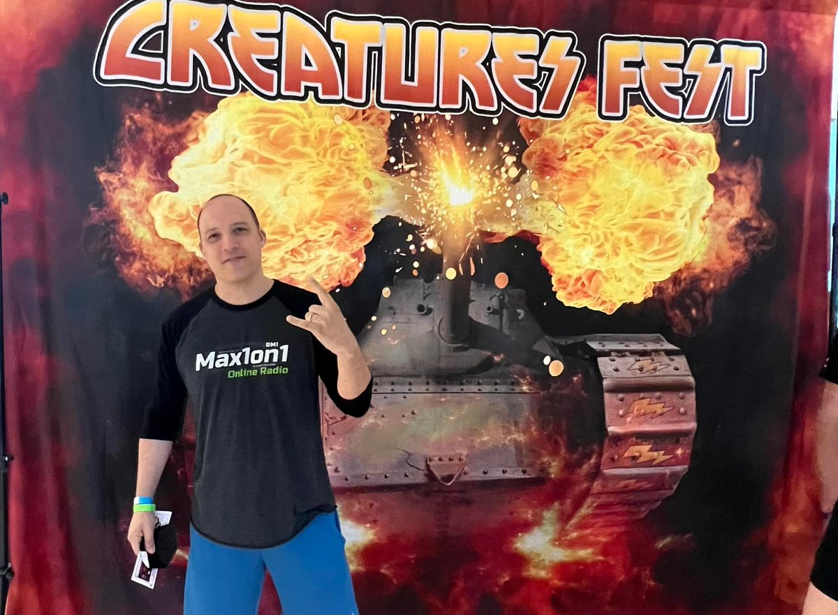 soykisseroradio's tweet photo. Max de @soykisseroradio  y @max1on1 cubriendo el @CreaturesFest 
#max1on1 #soykissero #creaturefest #kissarmy https://t.co/FKLUm9WCns