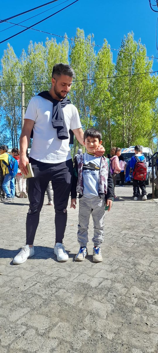 Büyüyeceksin çocuk.. Sevgi ile büyüyüp çok güzel bir karakter olacaksın çocuk..🌸❤️🙏