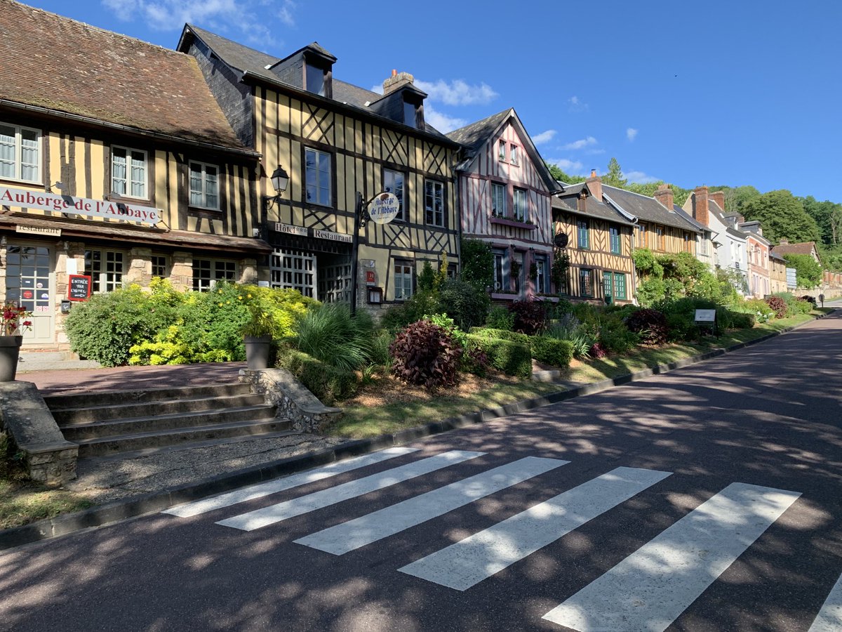 Locreno2's tweet photo. @Procto_Log Village à découvrir en @Normandie @EureenNormandie #LeBecHellouin. Colombages Normandie vs Alsace. Bon week-end. https://t.co/9KGmNedXYn