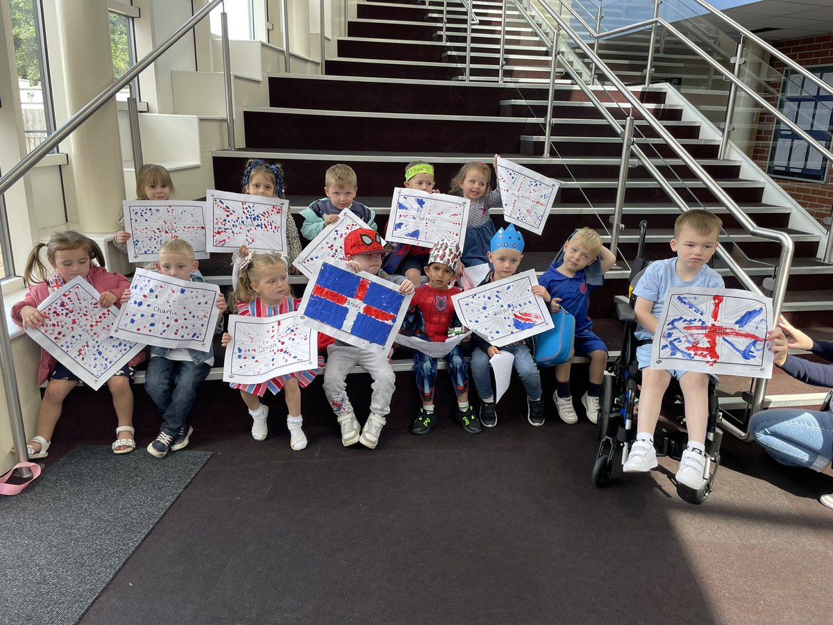 MrsSmithEHPA's tweet photo. Jubilee celebrations in our Nursery Class @DRETnews @EYFSDRET1 @EdwardHeneagePA https://t.co/uo1jWoWazr