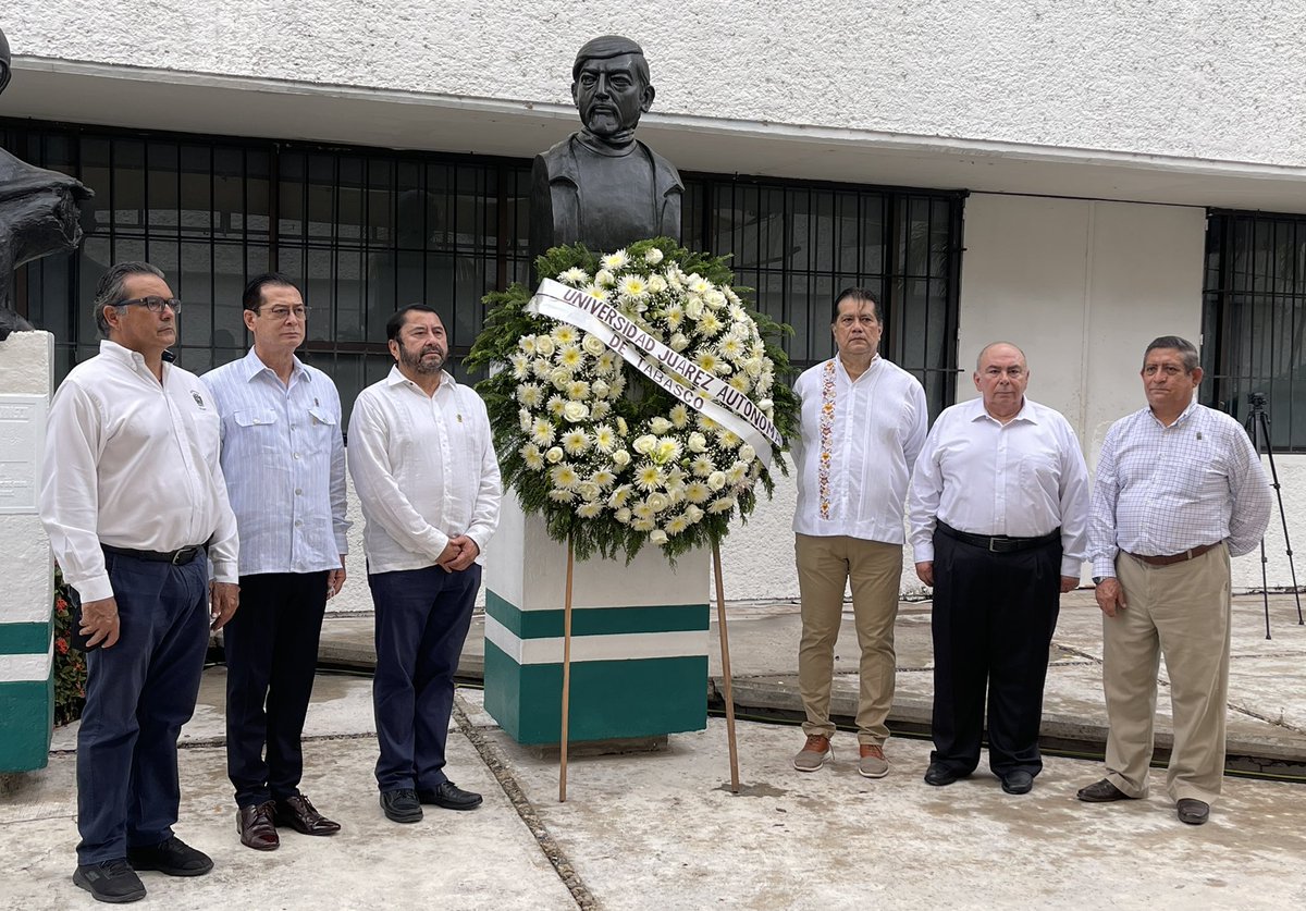 DaceaLuis's tweet photo. Honrar honra y por tanto hoy rendimos homenaje en @UJAT al gran poeta tabasqueño Arq. José Carlos Becerra a 52 años de su muerte. https://t.co/NA1VL5Xg9i