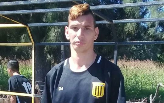 Braian Schattis tiene 26 años y juega en el fútbol inclusivo de Almirante Brown. Hace unas semanas en la estación de Morón, mientras volvía a su casa de zona sur después de entrenar, fue agredido por hinchas de una institución vecina.