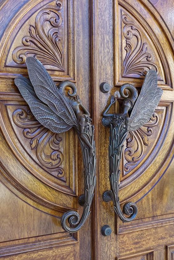 ElliottBlackwe3's tweet photo. Now I want fairies on my door https://t.co/3tN8Wfzboe