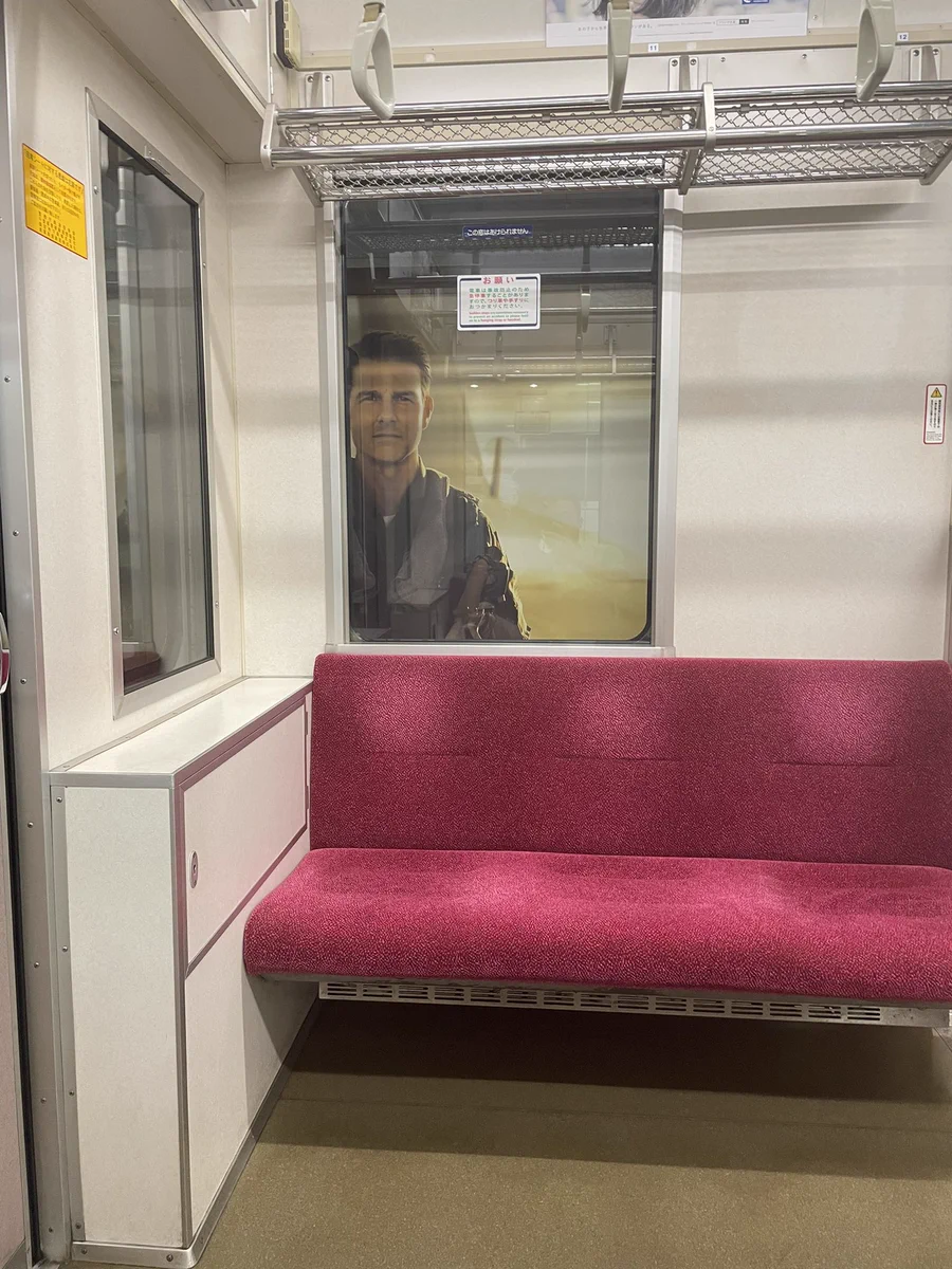 電車の外から感じる視線！？なんとトムクルーズだった件。