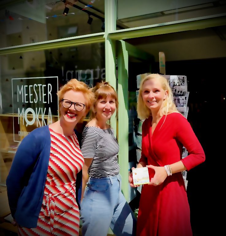 EstherRuesen's tweet photo. Tegeltjeswijsheden 2.0

Vanmiddag DE eerste van #Doetinchem overhandigd gekregen🥰.

Doetinchem heeft haar eigen tegel dankzij twee bevlogen ondernemers van @MeesterMokka . 

Een must have !  ✅

@LKKR_Doetinchem @gemeenteDchem #storytiles  #boliestraat #doetinchem  #musthave 💛 https://t.co/LCBuGNfIJn