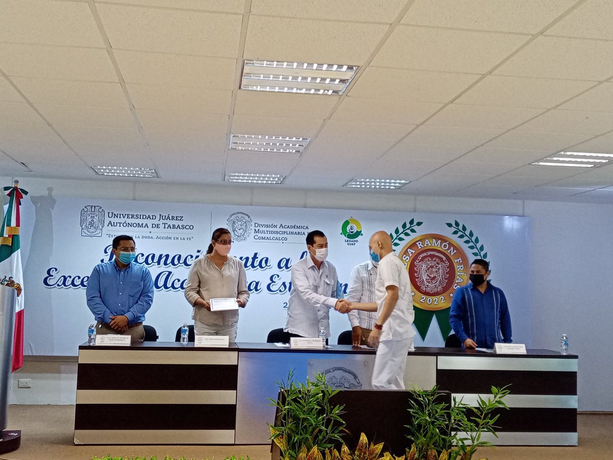 DaceaLuis's tweet photo. Muy honrado de entregar el Reconocimiento a la excelencia estudiantil 2022: “Teresa Ramón Frías” en representación del Rector Lic. Guillermo Narváez. felicitaciones a los galardonados. https://t.co/pRSExLUITO