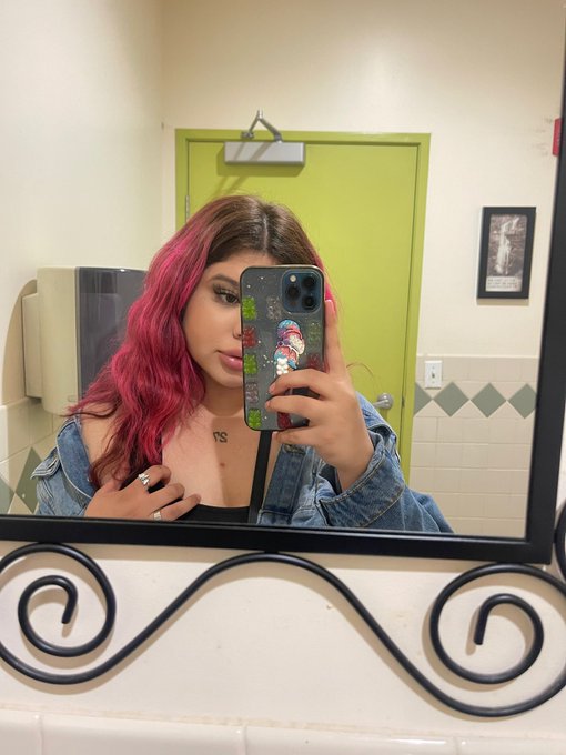 I took a huge dump before this ... #PinkGirlAlice ?? https://t.co/iVC3impi69