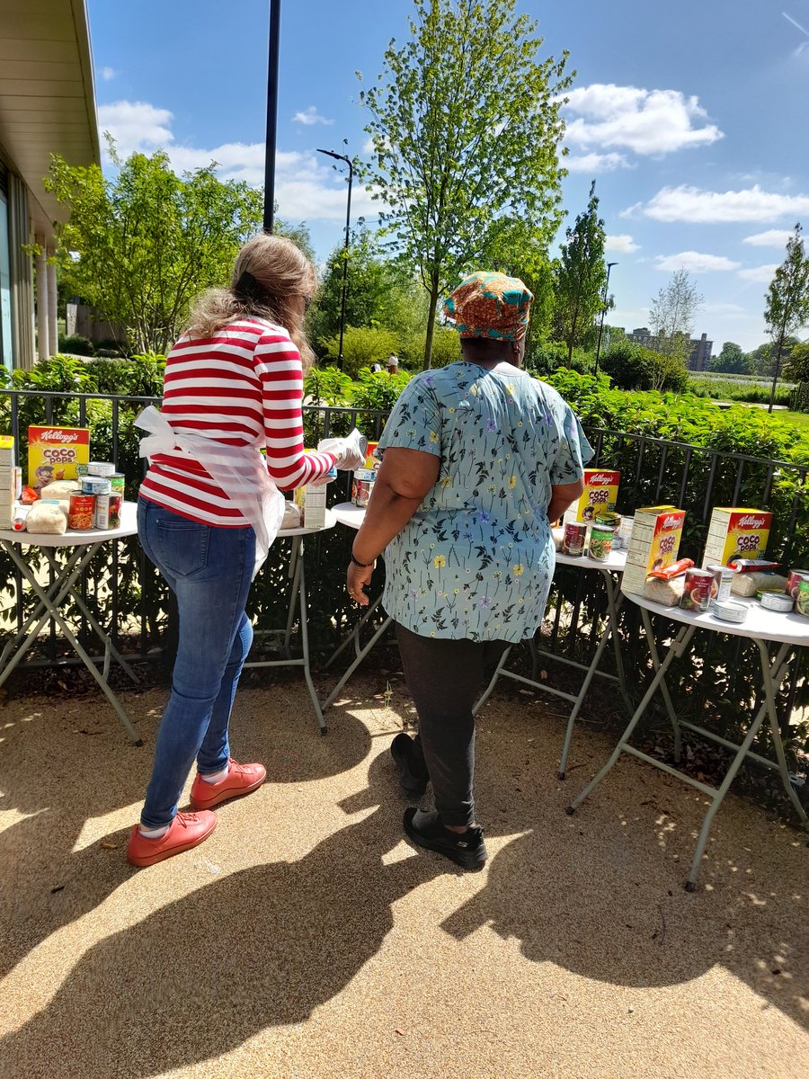 Woodberryaid's tweet photo. The sun was shining 🌞 and we at Woodberry Aid was out again today packing and delivering food parcels to the residents of Woodberry Down Est,thank you @felixprojectuk and #streetbox for all you support in our fight against food poverty @famestaryouth @WDCOResidents https://t.co/g3hfhDRkDp