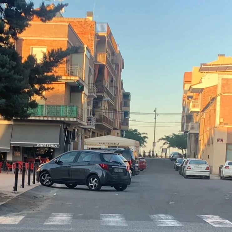 No executant el projecte sencer de la nova Plaça creiem que s'ha perdut, una altra vegada, l'ocasió de fer una Plaça realment diferent i pensada per als vianants. Una nova oportunitat perduda per retornar a les persones l’espai públic #lesplacesperlespersones #Almenar