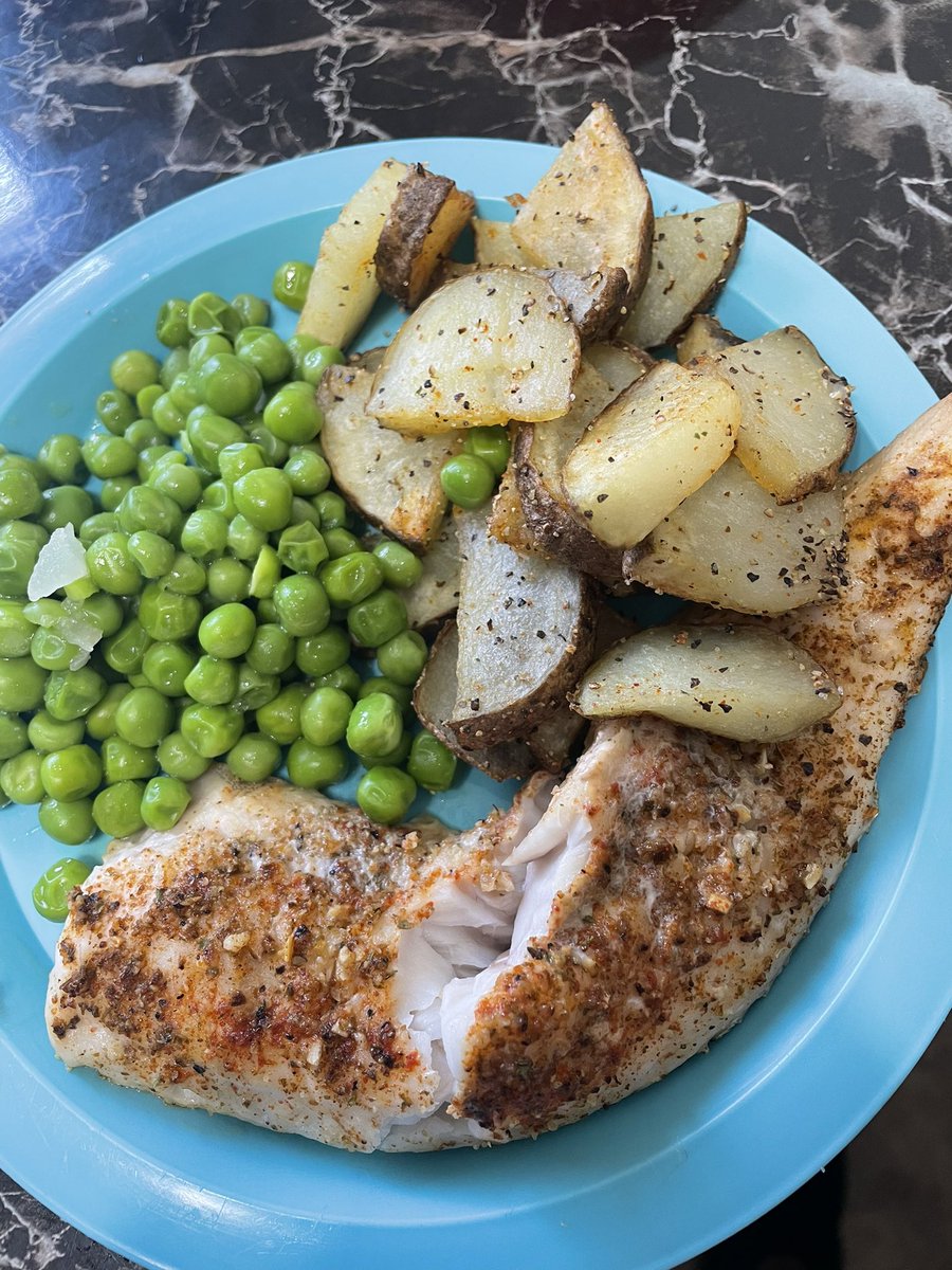 Lunch I made. I ate this about 2 hrs ago I’m hungry again😂