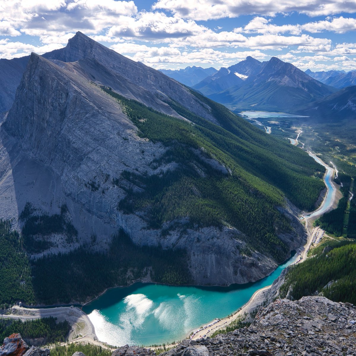 Tucked away in Bow Valley Provincial Park is a 70km trail full of jaw-dropping vistas, ample wildlife viewing opportunities, and exceptional hikes. Make sure to check out the Smith Dorrien Trail during your next trip to Canmore!

📸 Devin Lyster