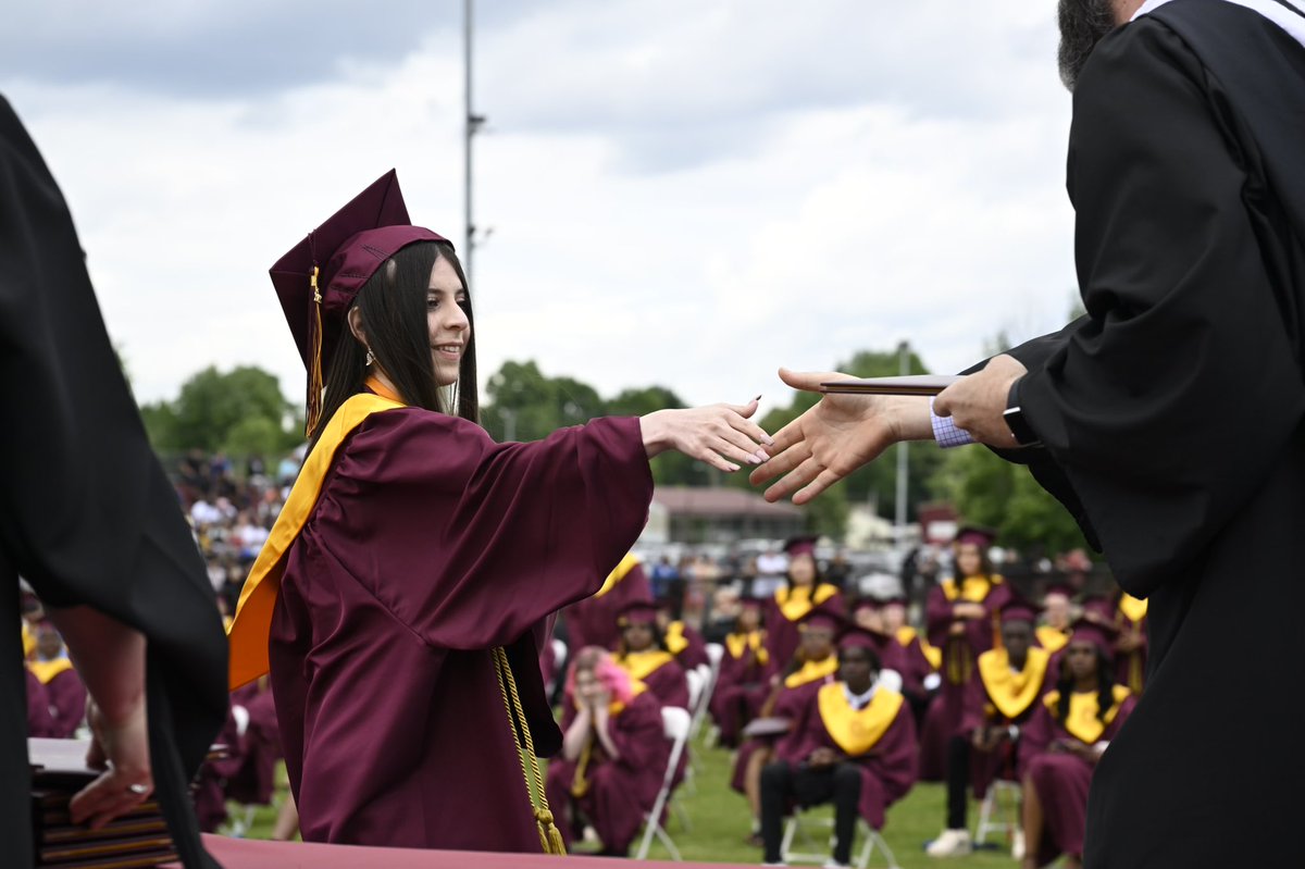 JCPSKY's tweet photo. 🎓 GRADUATION 2022 | The @Doss_High class of 2022 made it official today! Congratulations to these incredible graduates! #JCPSGrad2022 https://t.co/2mZkSuHHZt