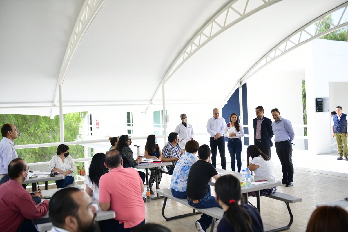 TereJimenezE's tweet photo. Tuve el gusto de saludar a alumnas y alumnos de la Universidad Cuauhtémoc campus Aguascalientes, a quienes les platiqué las propuestas que tenemos para las y los jóvenes, como las becas de titulación, las becas de transporte público y las becas de movilidad al extranjero. https://t.co/KdL0NRTKiQ