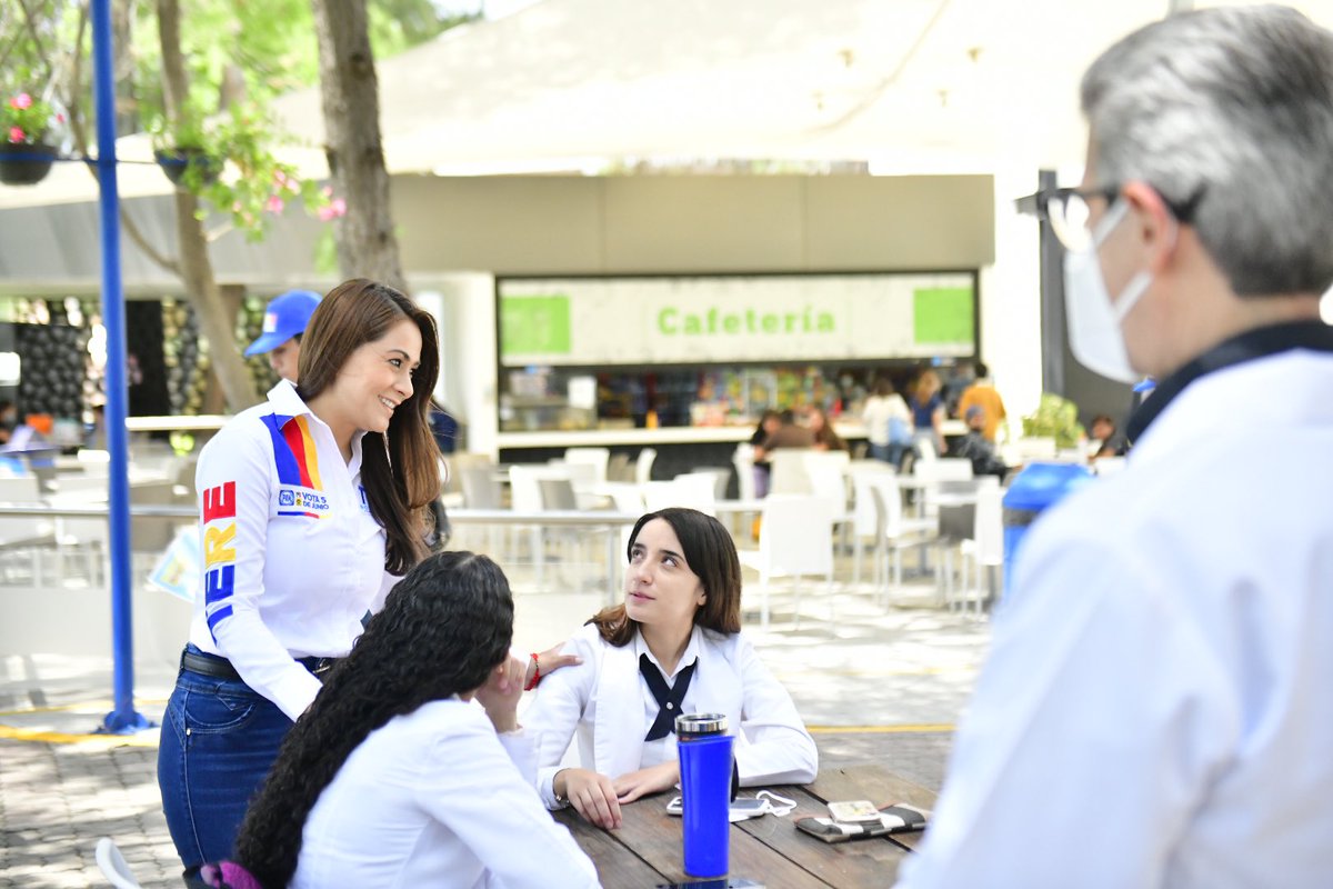TereJimenezE's tweet photo. Tuve el gusto de saludar a alumnas y alumnos de la Universidad Cuauhtémoc campus Aguascalientes, a quienes les platiqué las propuestas que tenemos para las y los jóvenes, como las becas de titulación, las becas de transporte público y las becas de movilidad al extranjero. https://t.co/KdL0NRTKiQ