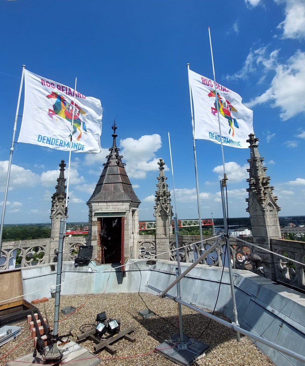 Op het "dak" van #dendermonde nog wat antennes gaan plaatsen om dit weekend een goeie radio ontvangst in de binnenstad te garanderen. #rosbeiaard22 #transmissie <a href="/Log_eenheid/">Rode Kruis-Vlaanderen Logistieke Eenheid</a>