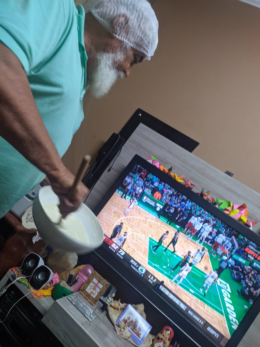 DjLNanny's tweet photo. Meu esposo @djchildsp1 fez meu pai assistir NBA. Agora ele tá assim... Um olho jogo e  outro na massa do pão hahahahhahahahaha #nbanaespn #NBAPlayoffs https://t.co/rilH5Jx2gi