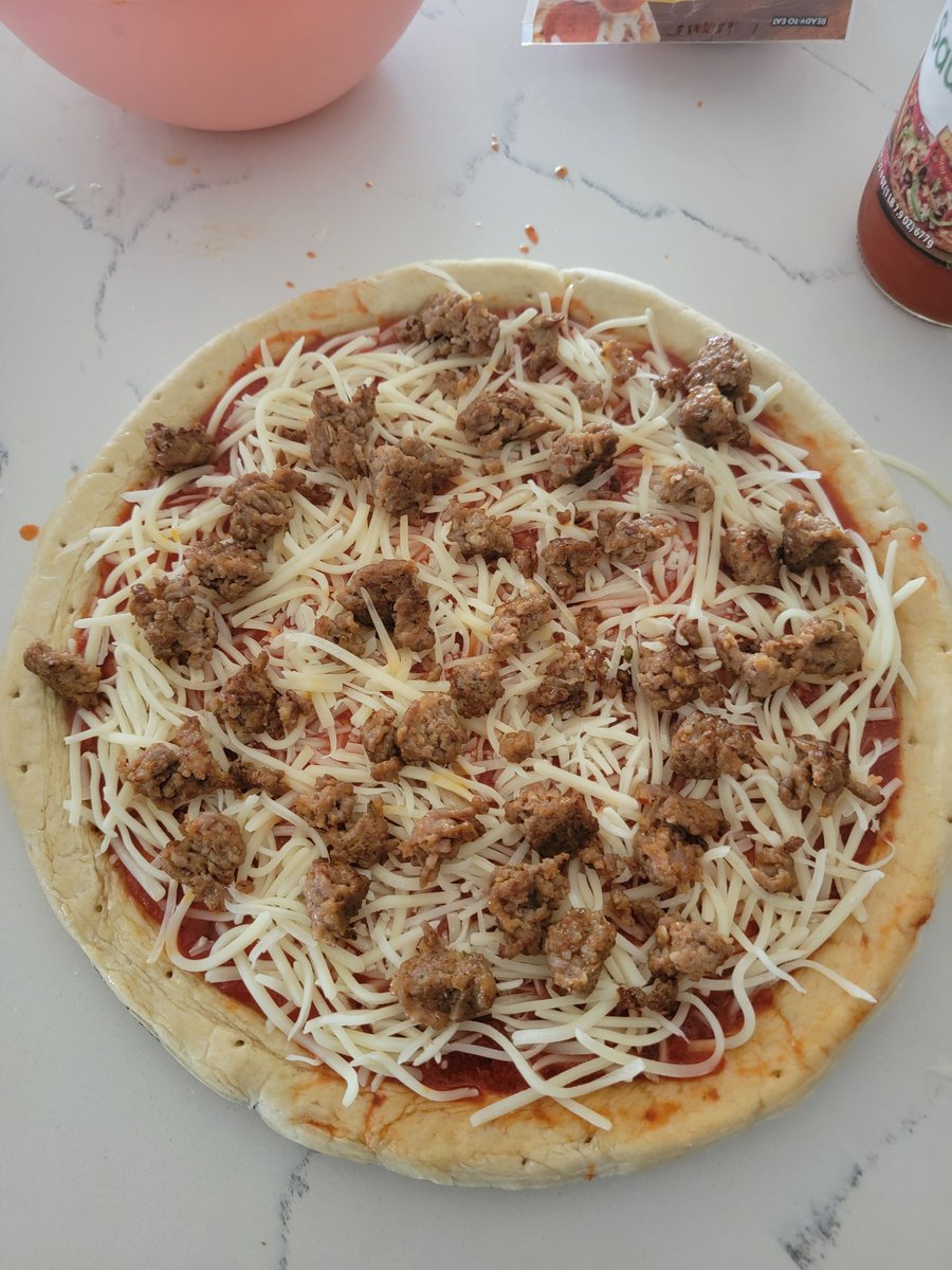 PanchoLightsout's tweet photo. This kroger stuff is lowkey bangin LOL behold the DELUXE. Watch party goes live after dinner #lightsoutkitchen #pizza https://t.co/1wcHyFM3Lc