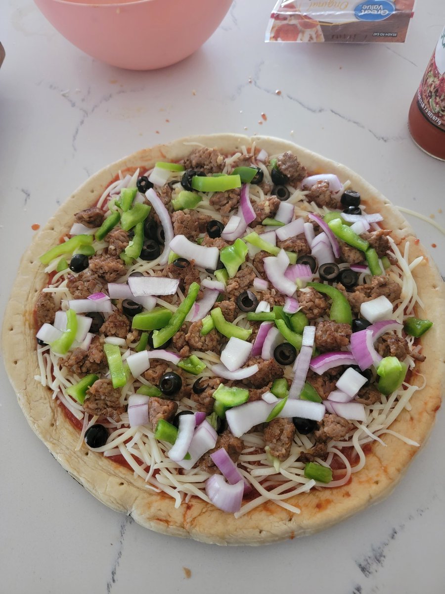 PanchoLightsout's tweet photo. This kroger stuff is lowkey bangin LOL behold the DELUXE. Watch party goes live after dinner #lightsoutkitchen #pizza https://t.co/1wcHyFM3Lc