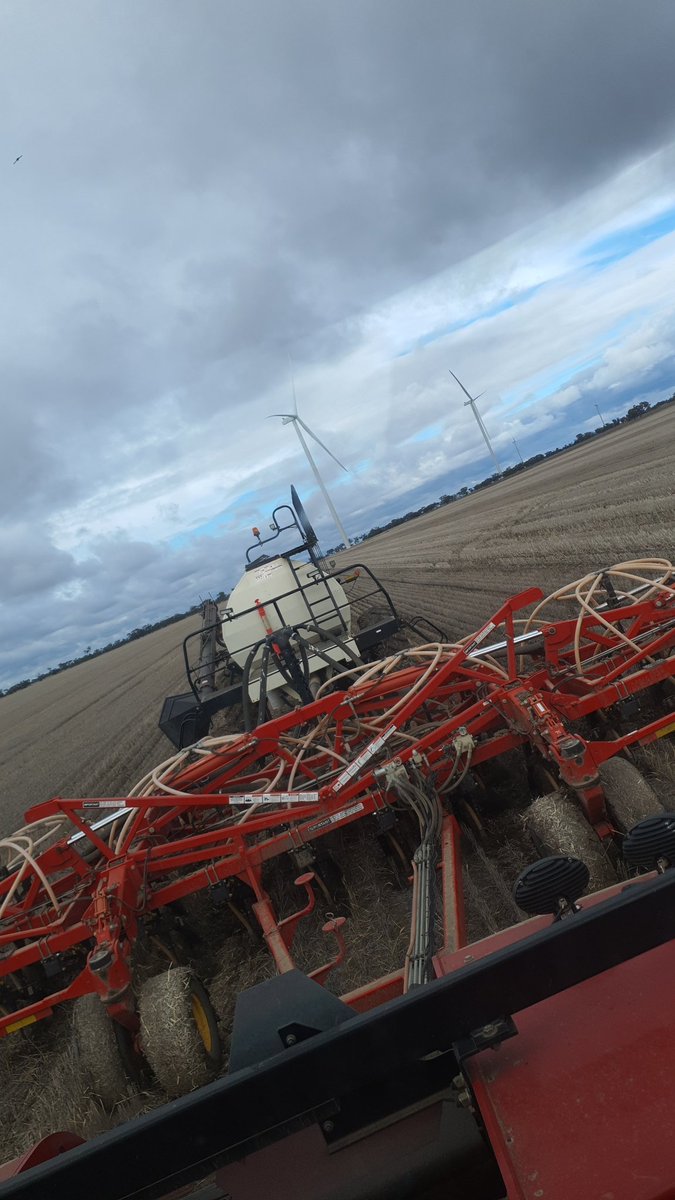 Jumped in for the final few runs of #Plant22 with <a href="/YellowGrain/">Yellow Grain</a>. Quite satisfying planting #Rosalind barley among the turbines.
#renewables <a href="/InterGrain1/">InterGrain</a> @BarleyAus <a href="/AEGIC/">Australian Export Grains Innovation Centre</a> <a href="/GrainTradeAus/">Grain Trade Aust</a>