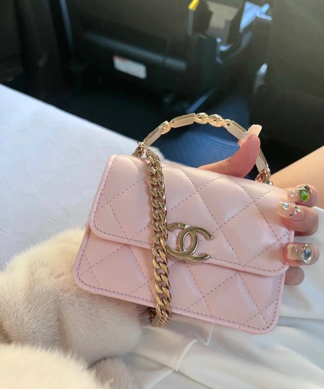 𓃭 en X: Chanel baby pink small bag  / X
