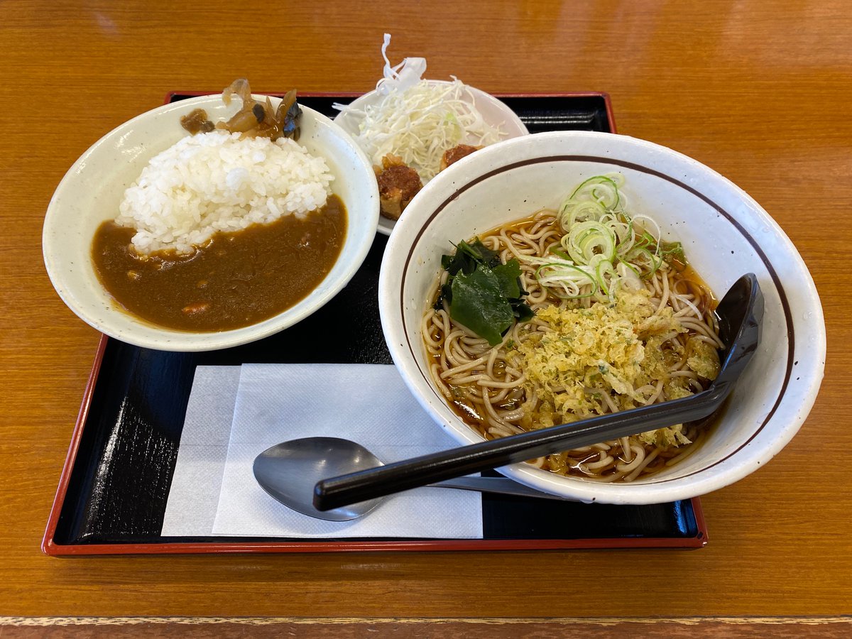 山田うどん食堂さんの朝定食メニューの ミニカレー丼朝定食の冷たい蕎麦👍 蕎麦を大盛り&クーポン使用で揚げ焼売。 カレーも冷たい蕎麦と食べると 辛さはあまり感じない。ハーフだし😎 山田う