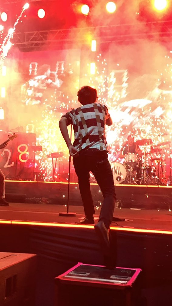 LouisTourUpdate's tweet photo. 📸 | Louis getting on stage 🕺 #LTWTRio #LTWTBrazil https://t.co/mDTDfcoNqB