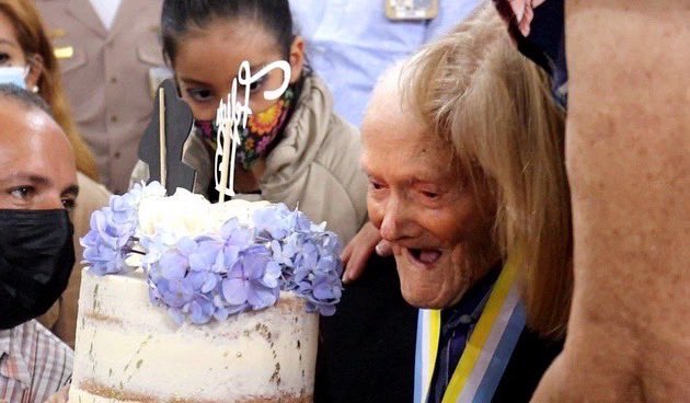 Papá Juan Vicente ha sido un hombre humilde y sencillo, trabajador de la tierra que aprendió a escribir en una hoja de guineo, por eso en él se refleja la grandeza de Dios y de la naturaleza. 2/3