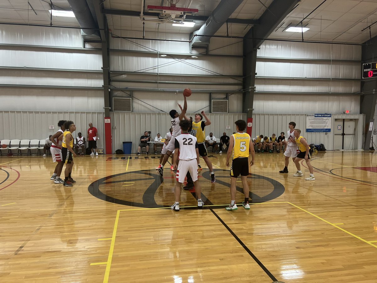 NxtProHoops's tweet photo. 17U: Wichita Raptors @CchDave takes on @MissouriSixers. https://t.co/6YqU9R7Ikr