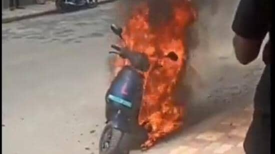 AlenThomasRoy1's tweet photo. Earlier it was sparks &amp; fire and now breaking into half😂... 
Those who brought #olascooters actually brought problems for themselves 😂! 
#olabikeburn #olabike , https://t.co/UdhMruNGn5