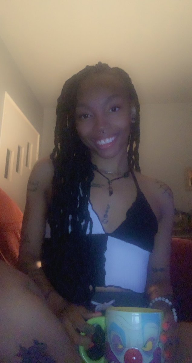 DefinitelyDiggs's tweet photo. 🖤INTRODUCTION TO DIGGY🖤
Hey Y’all! I’m Currently A Film &amp; Video Production Student Minoring In Creative Writing. I’m Also An Aspiring WWE Production Assistant/Writer! I Love Horror Movies &amp; Everything Superhero Related! Just Forewarning You, I’m Super Corny😂 🌽 https://t.co/hz8UqWkvpj