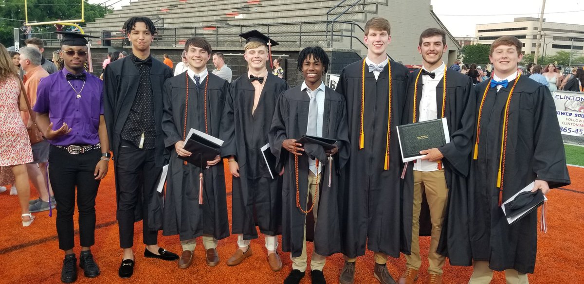 Late grad post🎓🧡these seniors had themselves a career: 80-40 overall 36-12 District, 28-6 last 3yrs 2x District runner-up 2x District tourney runner-up 4 Region appearances 2 Region semifinals 21 District🏆 21 Region🏆 21 substate🏆 21 State tourney #DPOD🔥🐲 #GoDragons