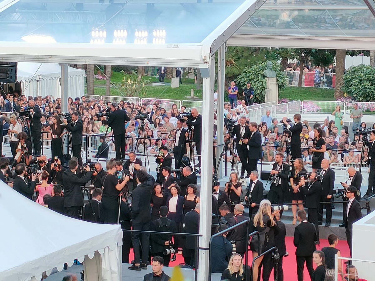 cinemachile's tweet photo. Equipo "1976" de Manuela Martelli en alfombra roja durante el Festival de Cannes 2022.

Entrevista exclusiva a Aline Kuppenheim por "1976": https://t.co/5Y981XDmMT

@cinestacion_ @magmacine @Luxboxfilms @Quinzaine https://t.co/pgWCTfk9Wa