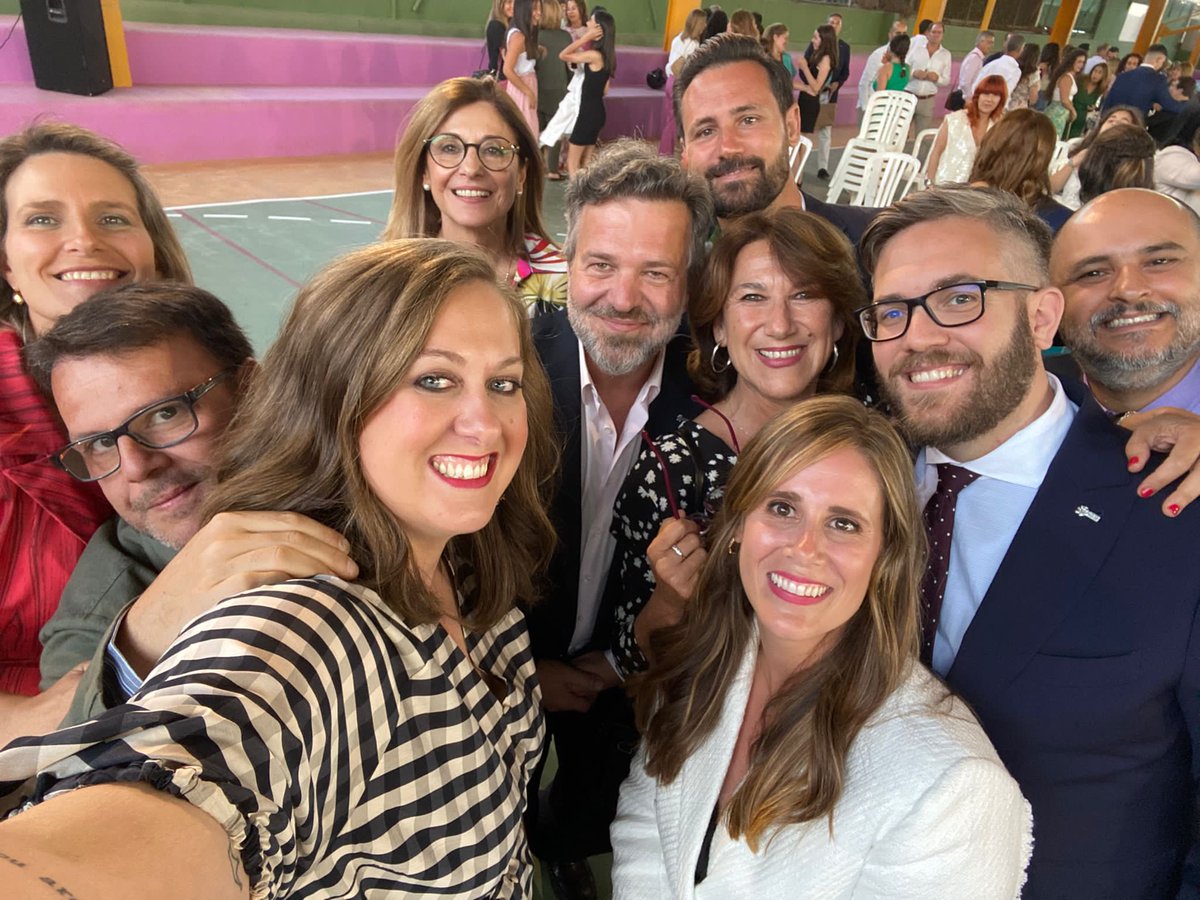 Aegi86's tweet photo. Perdón por el momento instagram, pero tengo presumir de compañeros.
Graduación en @LeonXIIIMalaga https://t.co/RSEeHiGY9R