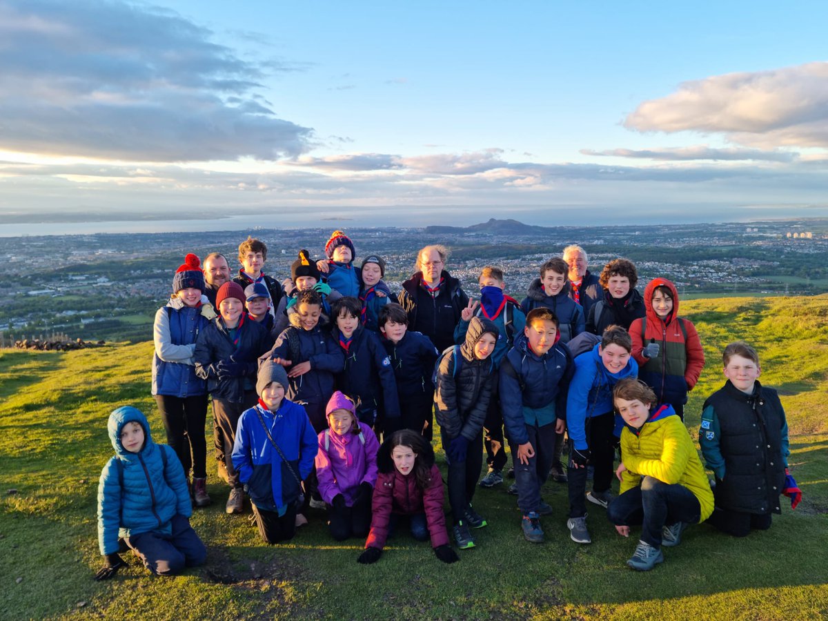 75thBraidScouts's tweet photo. A lil cold and windy but what a beautiful night to go hiking.

What a view! https://t.co/N6a4JO0awJ